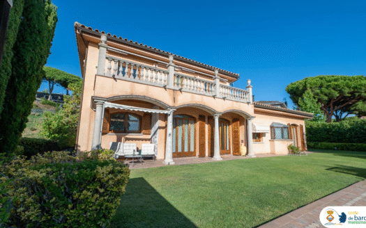 Эксклюзивная вилла с видом на море в Кальдес-д’Эстрак